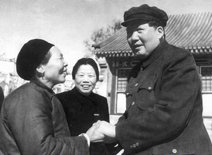 1954年，毛泽东接见抗美援朝英雄黄继光的母亲邓芳芝。