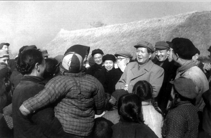 1955年，毛泽东在南京郊区饶辰乡十月农业合作社和群众交谈。